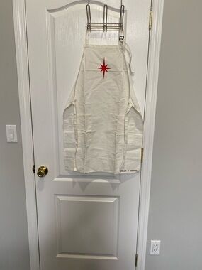 Stellah Cream Apron with Red Star Graphic
